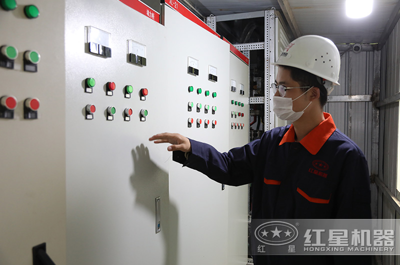 技術工人在生產現(xiàn)場檢查供電系統(tǒng)中